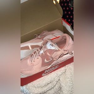 Nike air maxes excee